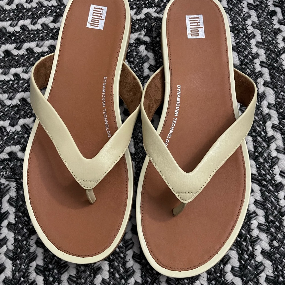 FitFlop Women's Tan and Cream Sandals